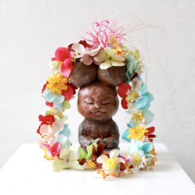 仏猫に花