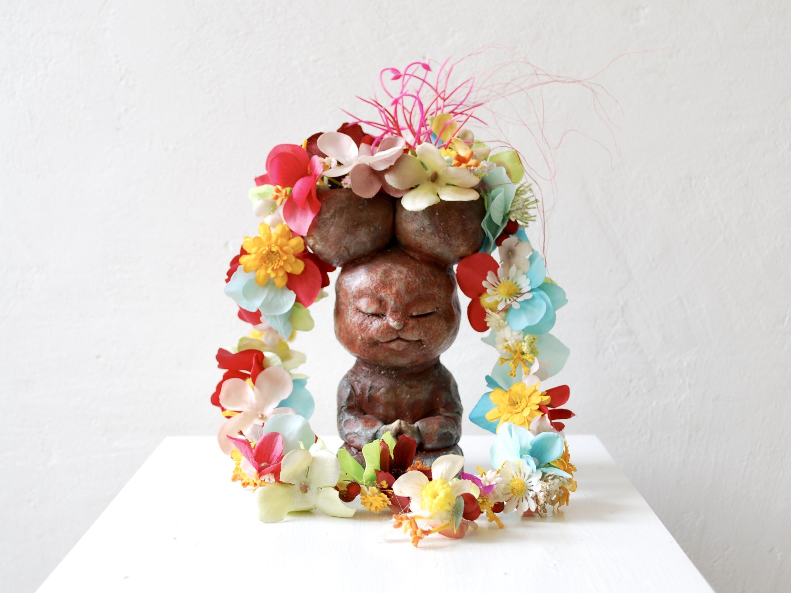 仏猫に花